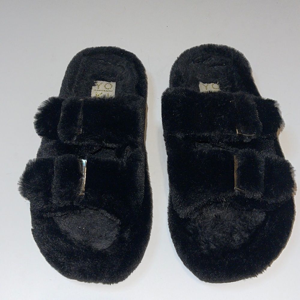 YOKI BLACK FUR SLIPPERS SIZE MED (7/8)